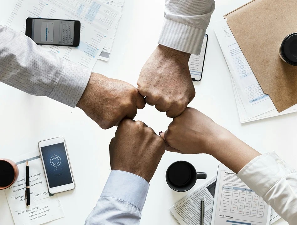 Besprechung und Zusammenarbeit am Schreibtisch